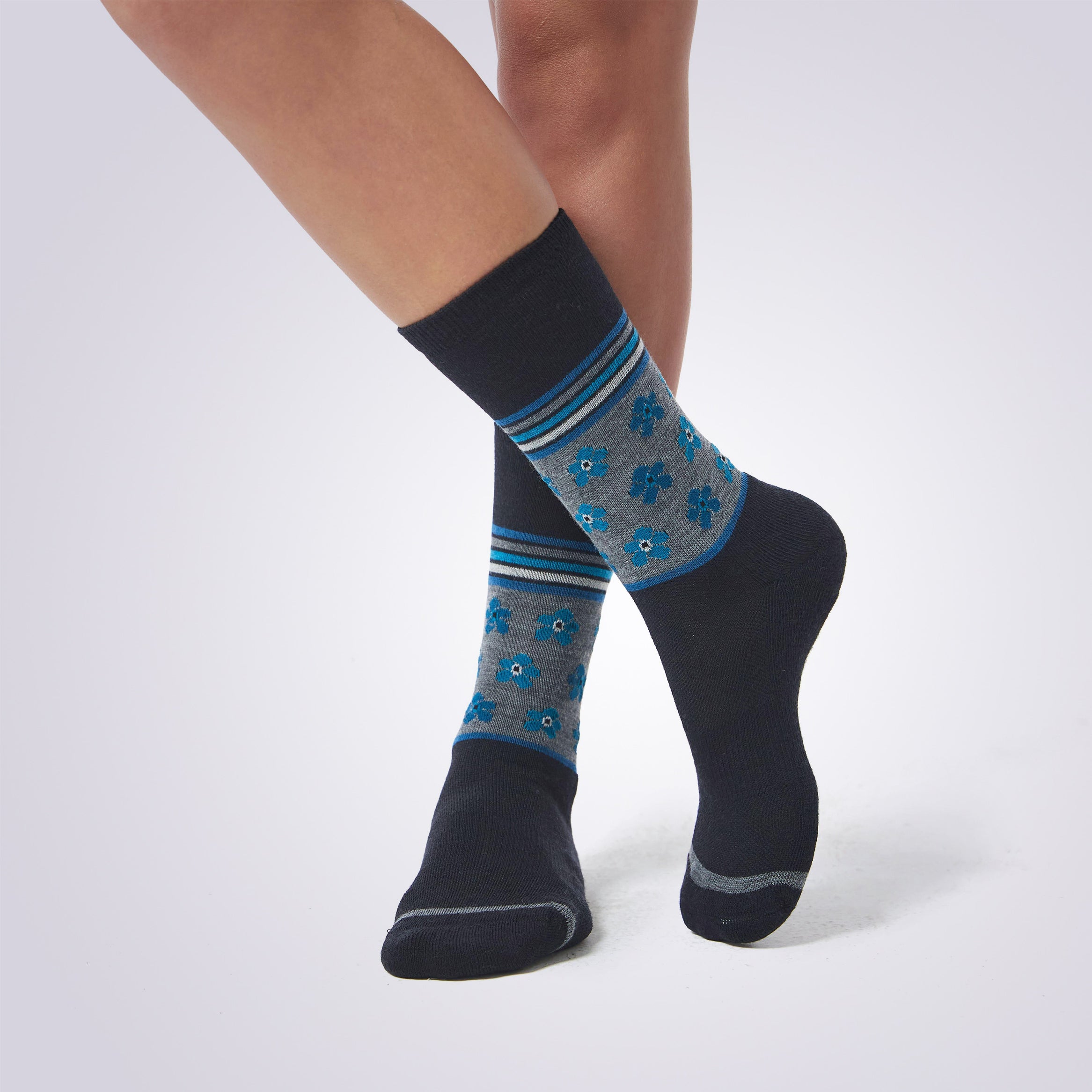 Designed for extreme weather and outdoor activities, our wool socks will keep your feet warm and comfortable in any condition.-4